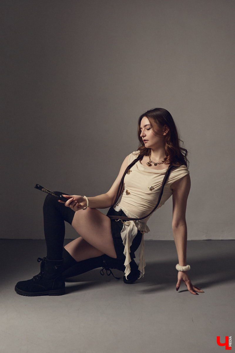 Cover-dance в жанре k-pop — это не только пластичность и умение попадать в бит, но и многообразие аутфитов. Зачастую танцоры придумывают костюмы с нуля, ведь последние должны привлекать внимание окружающих и быть удобными одновременно. В качестве наглядной иллюстрации свои сценические образы «Ключ-Медиа» показала Ника Мозгалева из владимирской команды JTK.