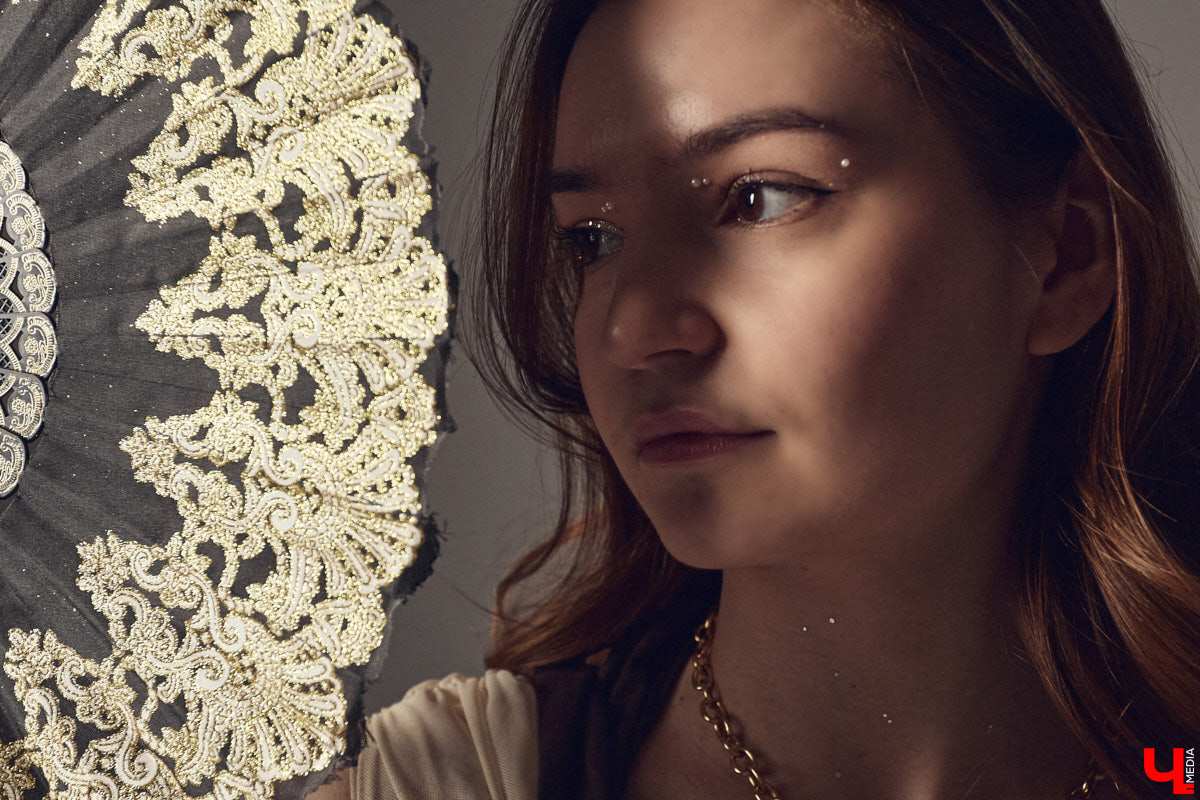 Cover-dance в жанре k-pop — это не только пластичность и умение попадать в бит, но и многообразие аутфитов. Зачастую танцоры придумывают костюмы с нуля, ведь последние должны привлекать внимание окружающих и быть удобными одновременно. В качестве наглядной иллюстрации свои сценические образы «Ключ-Медиа» показала Ника Мозгалева из владимирской команды JTK.