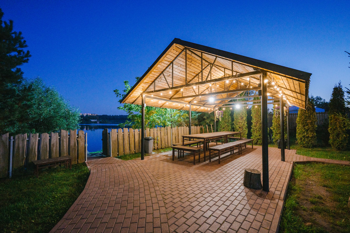 Вы задумывались, как отметить свой день рождения по-особенному? Устроить такой праздник, который точно останется в памяти на долгое время. Кафе и ресторанами никого не удивишь, да и порой там слишком дорого, шумно и тесно. Поэтому лучше рассмотреть новый, современный вариант. Организовать торжество в экопространстве на берегу водохранилища Содышка предлагает барбекю-парк «Зеленый мыс»!