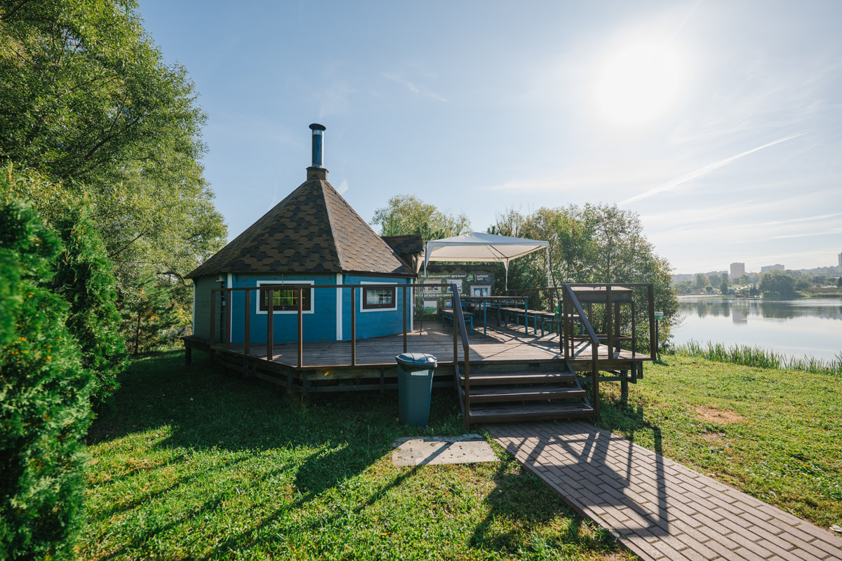 Вы задумывались, как отметить свой день рождения по-особенному? Устроить такой праздник, который точно останется в памяти на долгое время. Кафе и ресторанами никого не удивишь, да и порой там слишком дорого, шумно и тесно. Поэтому лучше рассмотреть новый, современный вариант. Организовать торжество в экопространстве на берегу водохранилища Содышка предлагает барбекю-парк «Зеленый мыс»!