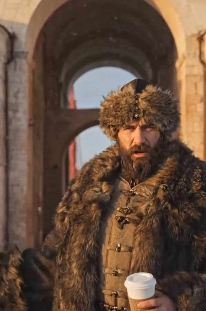 Представьте ситуацию: вы сидите в обычной кофейне Владимира. Внезапно напротив вас садится... Андрей Боголюбский! В руках у него стакан бодрящего напитка, а одет князь в модный вязаный свитер. Звучит как сон при температуре 39 градусов, однако гид Татьяна Быкова решила, что подобный формат видео, сделанных с помощью всемогущих нейросетей, — отличная идея, дабы погрузить подписчиков в историю жизни великого правителя.