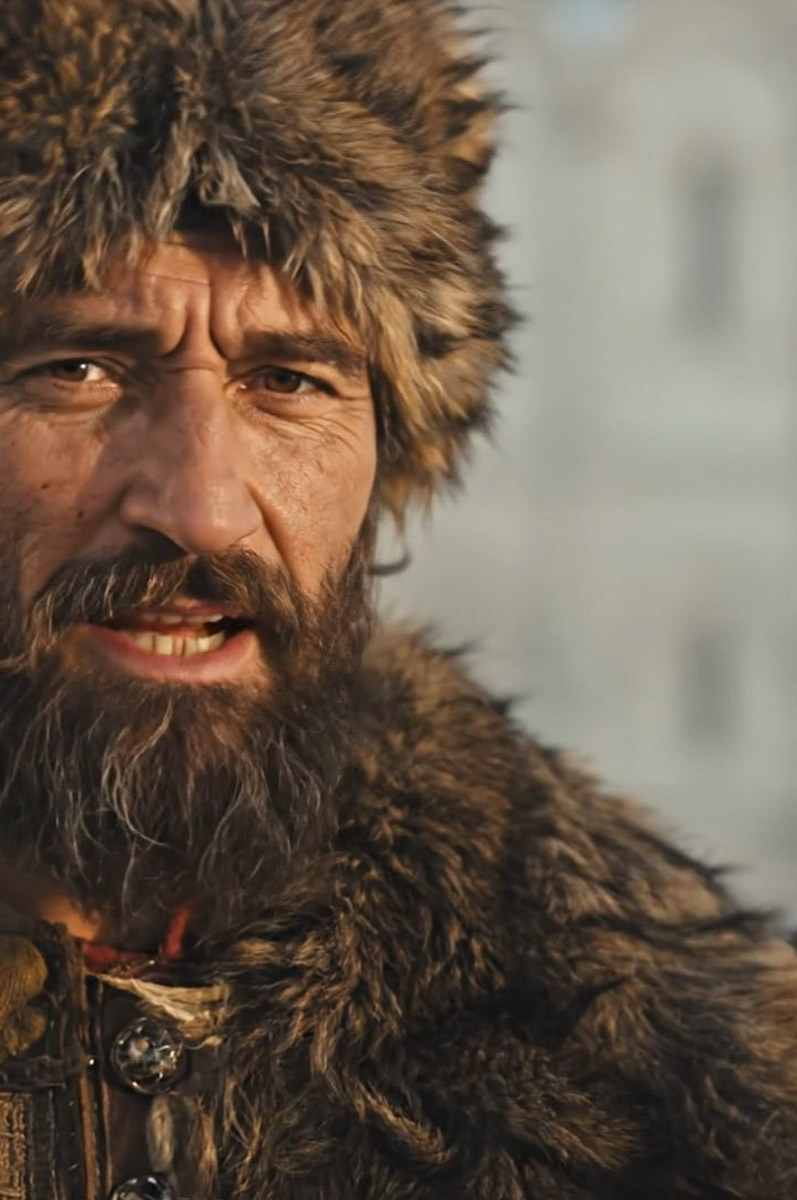 Представьте ситуацию: вы сидите в обычной кофейне Владимира. Внезапно напротив вас садится... Андрей Боголюбский! В руках у него стакан бодрящего напитка, а одет князь в модный вязаный свитер. Звучит как сон при температуре 39 градусов, однако гид Татьяна Быкова решила, что подобный формат видео, сделанных с помощью всемогущих нейросетей, — отличная идея, дабы погрузить подписчиков в историю жизни великого правителя.