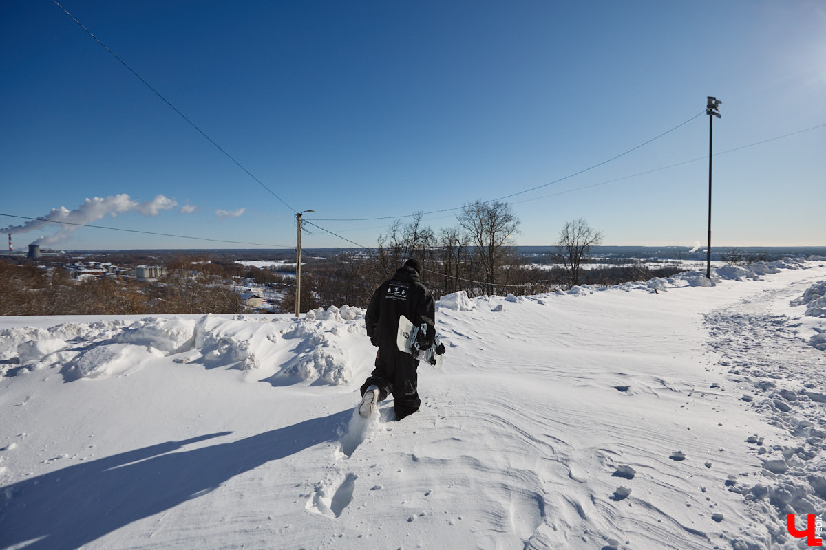 Снег разлетается брызгами в разные стороны, а это значит, что по склону несется сноубордист. Эффектные спуски можно лицезреть не только на специализированных трассах. Андрей Князев покоряет в том числе улицы Владимира. «Ключ-Медиа» запечатлел трюки молодого человека и расспросил его о захватывающем увлечении.