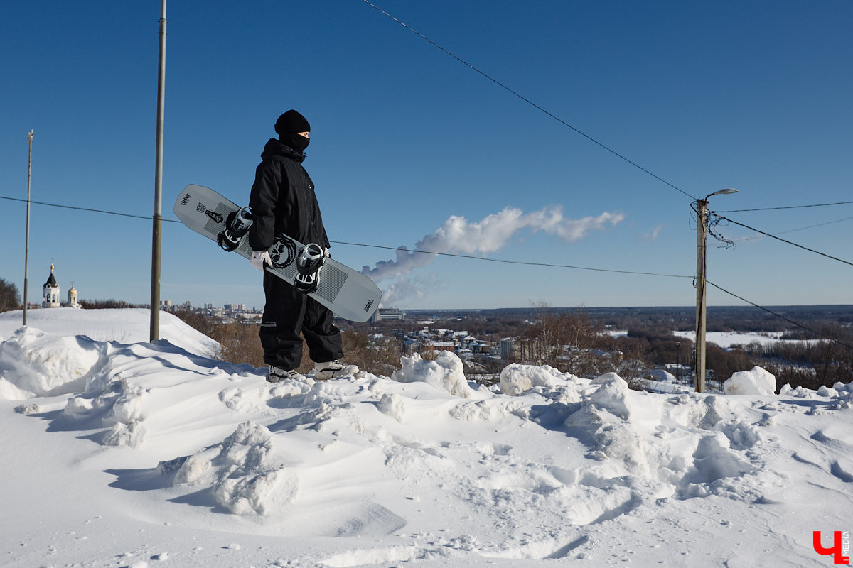 Снег разлетается брызгами в разные стороны, а это значит, что по склону несется сноубордист. Эффектные спуски можно лицезреть не только на специализированных трассах. Андрей Князев покоряет в том числе улицы Владимира. «Ключ-Медиа» запечатлел трюки молодого человека и расспросил его о захватывающем увлечении.