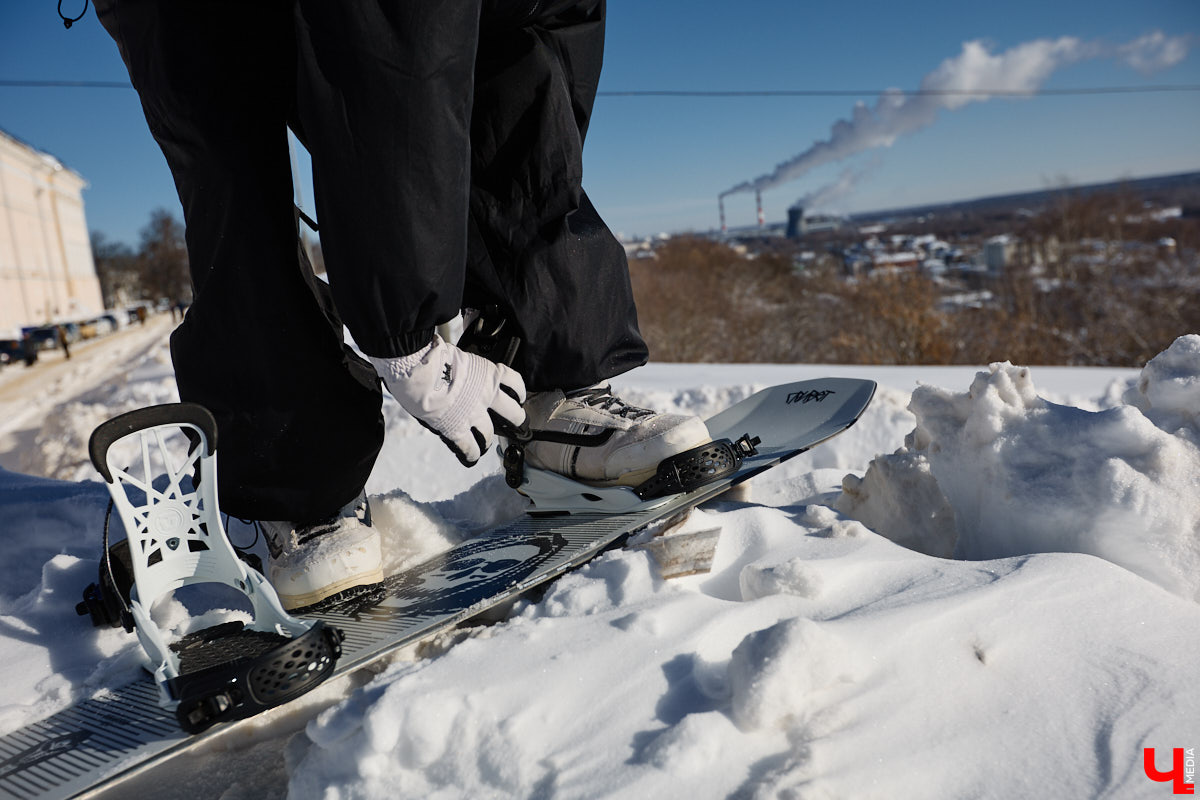 Снег разлетается брызгами в разные стороны, а это значит, что по склону несется сноубордист. Эффектные спуски можно лицезреть не только на специализированных трассах. Андрей Князев покоряет в том числе улицы Владимира. «Ключ-Медиа» запечатлел трюки молодого человека и расспросил его о захватывающем увлечении.
