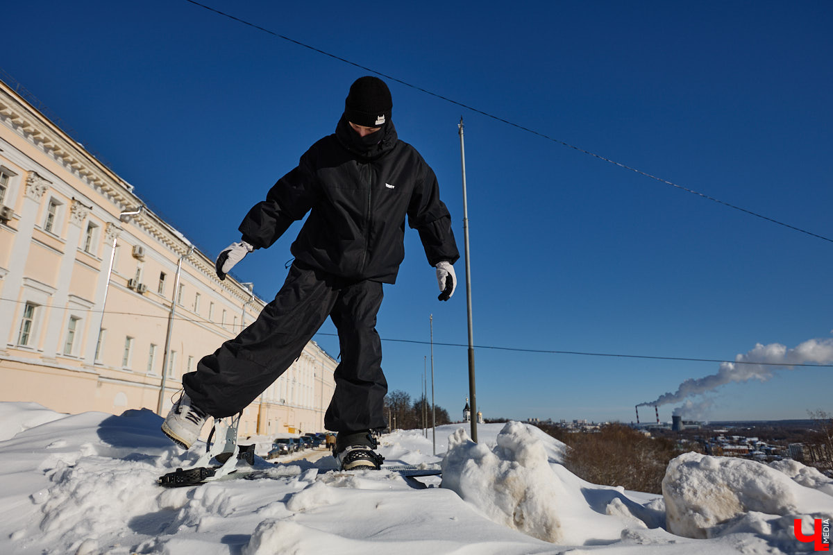 Снег разлетается брызгами в разные стороны, а это значит, что по склону несется сноубордист. Эффектные спуски можно лицезреть не только на специализированных трассах. Андрей Князев покоряет в том числе улицы Владимира. «Ключ-Медиа» запечатлел трюки молодого человека и расспросил его о захватывающем увлечении.