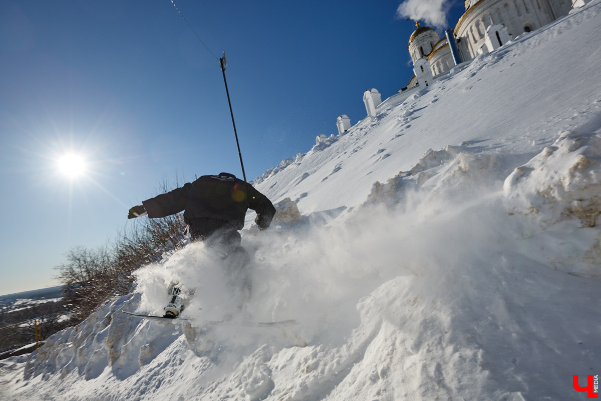 Снег разлетается брызгами в разные стороны, а это значит, что по склону несется сноубордист. Эффектные спуски можно лицезреть не только на специализированных трассах. Андрей Князев покоряет в том числе улицы Владимира. «Ключ-Медиа» запечатлел трюки молодого человека и расспросил его о захватывающем увлечении.