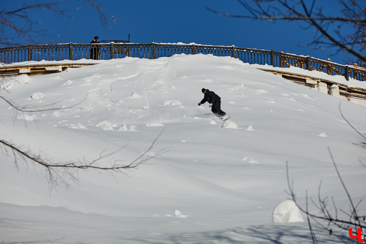 Снег разлетается брызгами в разные стороны, а это значит, что по склону несется сноубордист. Эффектные спуски можно лицезреть не только на специализированных трассах. Андрей Князев покоряет в том числе улицы Владимира. «Ключ-Медиа» запечатлел трюки молодого человека и расспросил его о захватывающем увлечении.