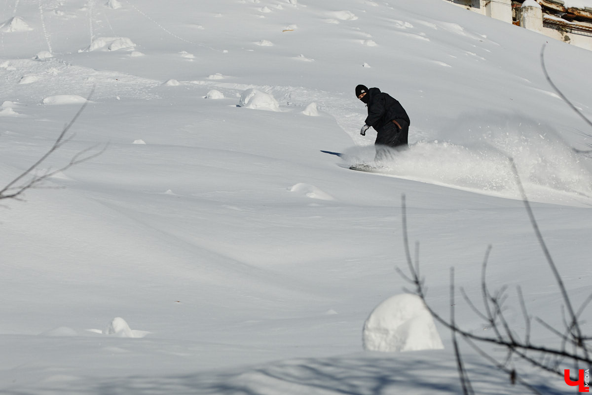 Снег разлетается брызгами в разные стороны, а это значит, что по склону несется сноубордист. Эффектные спуски можно лицезреть не только на специализированных трассах. Андрей Князев покоряет в том числе улицы Владимира. «Ключ-Медиа» запечатлел трюки молодого человека и расспросил его о захватывающем увлечении.