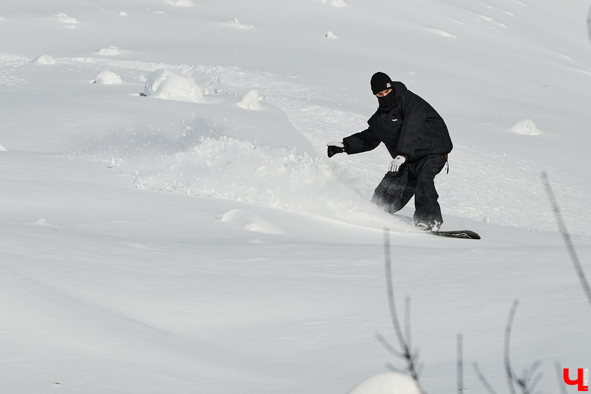 Снег разлетается брызгами в разные стороны, а это значит, что по склону несется сноубордист. Эффектные спуски можно лицезреть не только на специализированных трассах. Андрей Князев покоряет в том числе улицы Владимира. «Ключ-Медиа» запечатлел трюки молодого человека и расспросил его о захватывающем увлечении.