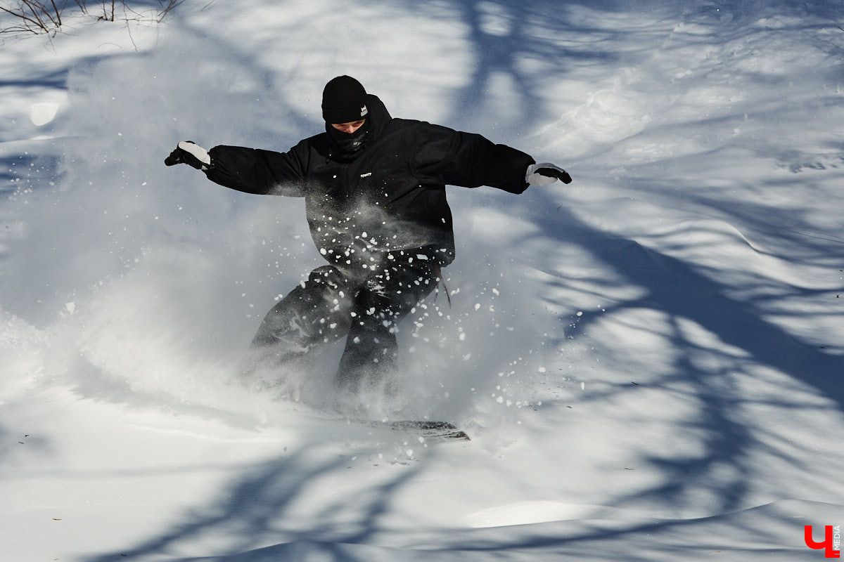 Снег разлетается брызгами в разные стороны, а это значит, что по склону несется сноубордист. Эффектные спуски можно лицезреть не только на специализированных трассах. Андрей Князев покоряет в том числе улицы Владимира. «Ключ-Медиа» запечатлел трюки молодого человека и расспросил его о захватывающем увлечении.