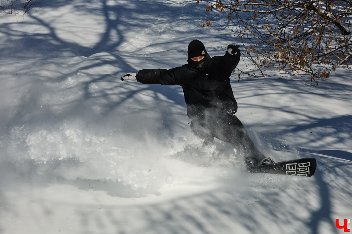 Снег разлетается брызгами в разные стороны, а это значит, что по склону несется сноубордист. Эффектные спуски можно лицезреть не только на специализированных трассах. Андрей Князев покоряет в том числе улицы Владимира. «Ключ-Медиа» запечатлел трюки молодого человека и расспросил его о захватывающем увлечении.