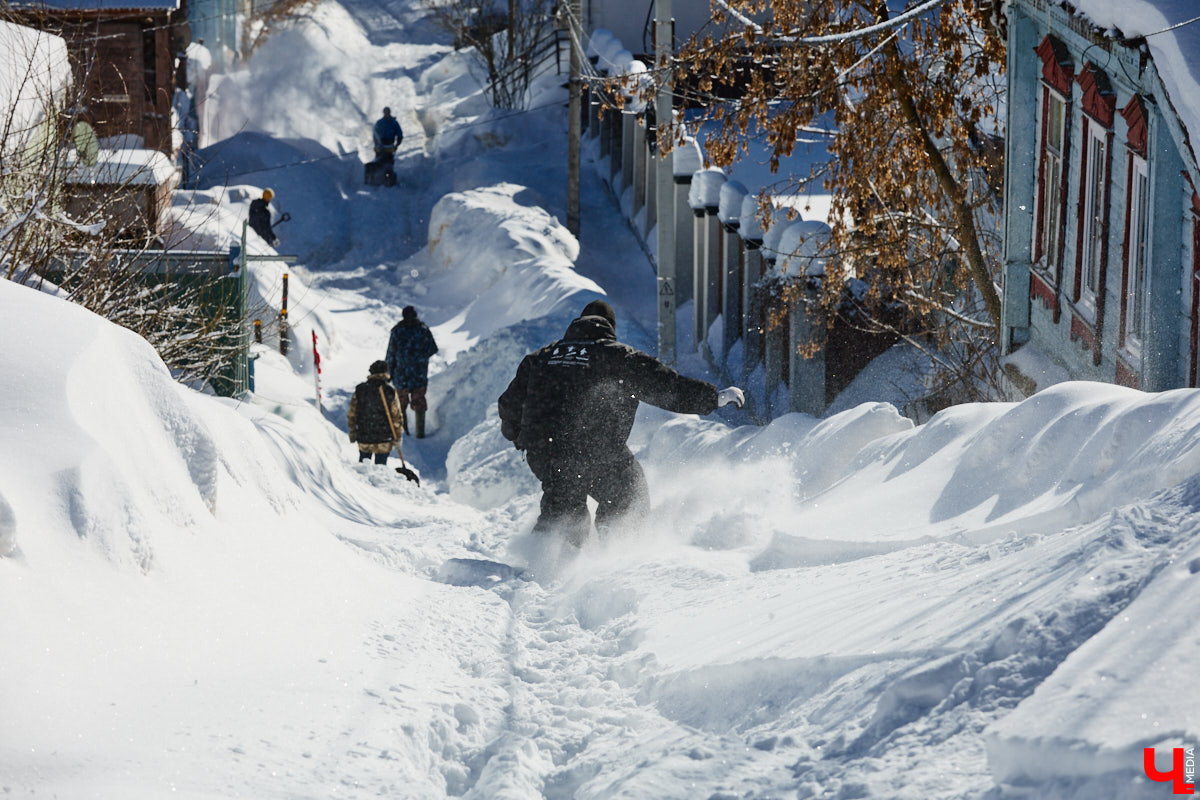 Снег разлетается брызгами в разные стороны, а это значит, что по склону несется сноубордист. Эффектные спуски можно лицезреть не только на специализированных трассах. Андрей Князев покоряет в том числе улицы Владимира. «Ключ-Медиа» запечатлел трюки молодого человека и расспросил его о захватывающем увлечении.