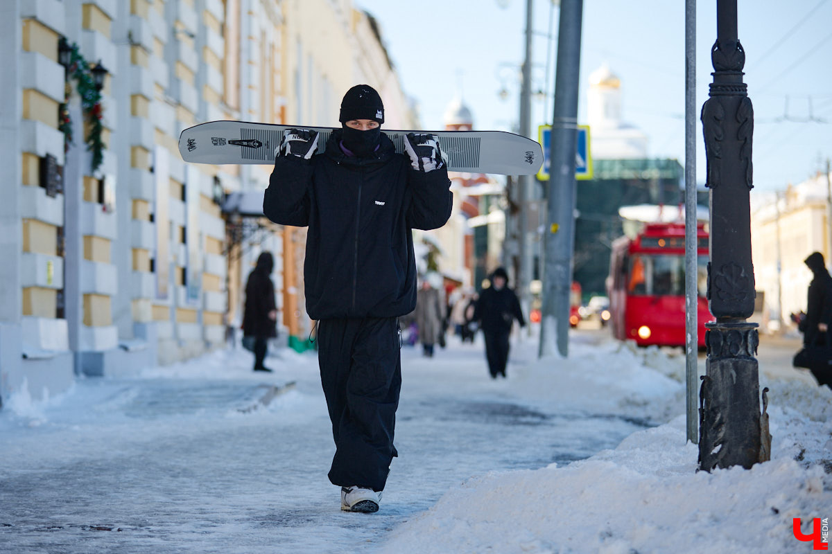 Снег разлетается брызгами в разные стороны, а это значит, что по склону несется сноубордист. Эффектные спуски можно лицезреть не только на специализированных трассах. Андрей Князев покоряет в том числе улицы Владимира. «Ключ-Медиа» запечатлел трюки молодого человека и расспросил его о захватывающем увлечении.