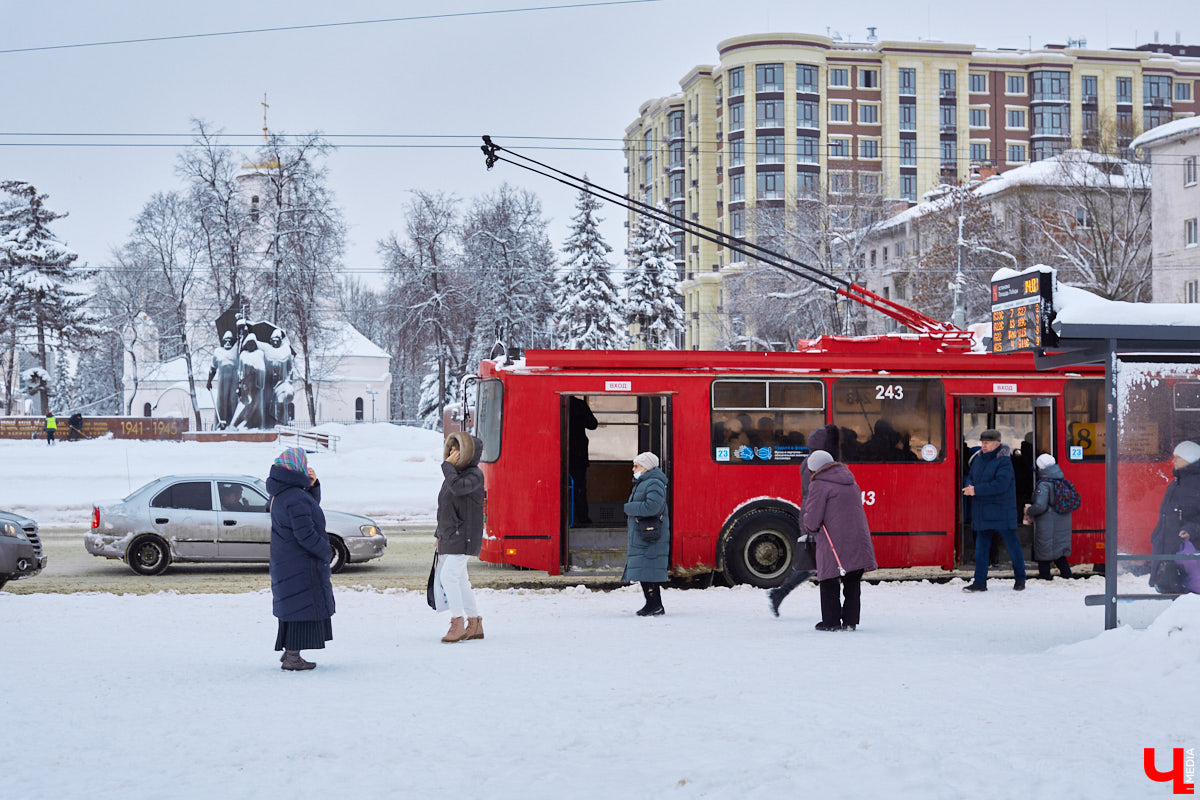 Во Владимире планируют запустить укороченные маршруты из Энергетика до площади Победы с бесплатной пересадкой. Такой вариант позволит жителям отдаленных микрорайонов быстрее добираться до центра города. А там свои перемены: в силу вступила новая схема движения. Эти и другие новости в нашем дорожном обзоре.