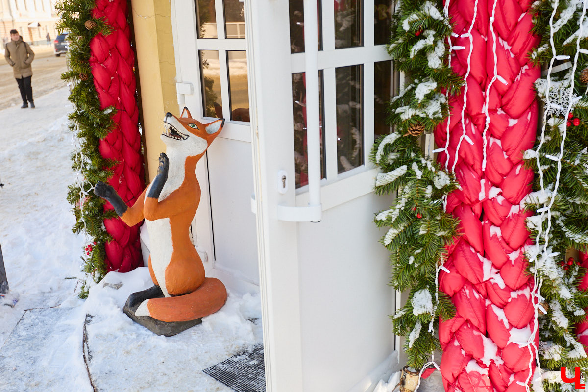 Вы знали, что во Владимире на одной улице могут ужиться бульдог, лев и лиса с вороной, а на заборах отдыхают… коровы. Весь этот удивительный зоопарк представлен в виде арт-объектов, изображающих милых и забавных зверей, выполненных из разных материалов. А чтобы наши читатели не блуждали по всему городу в поисках композиций, мы собрали и запечатлели их сами. Любуйтесь и приходите смотреть фигурки собственными глазами.