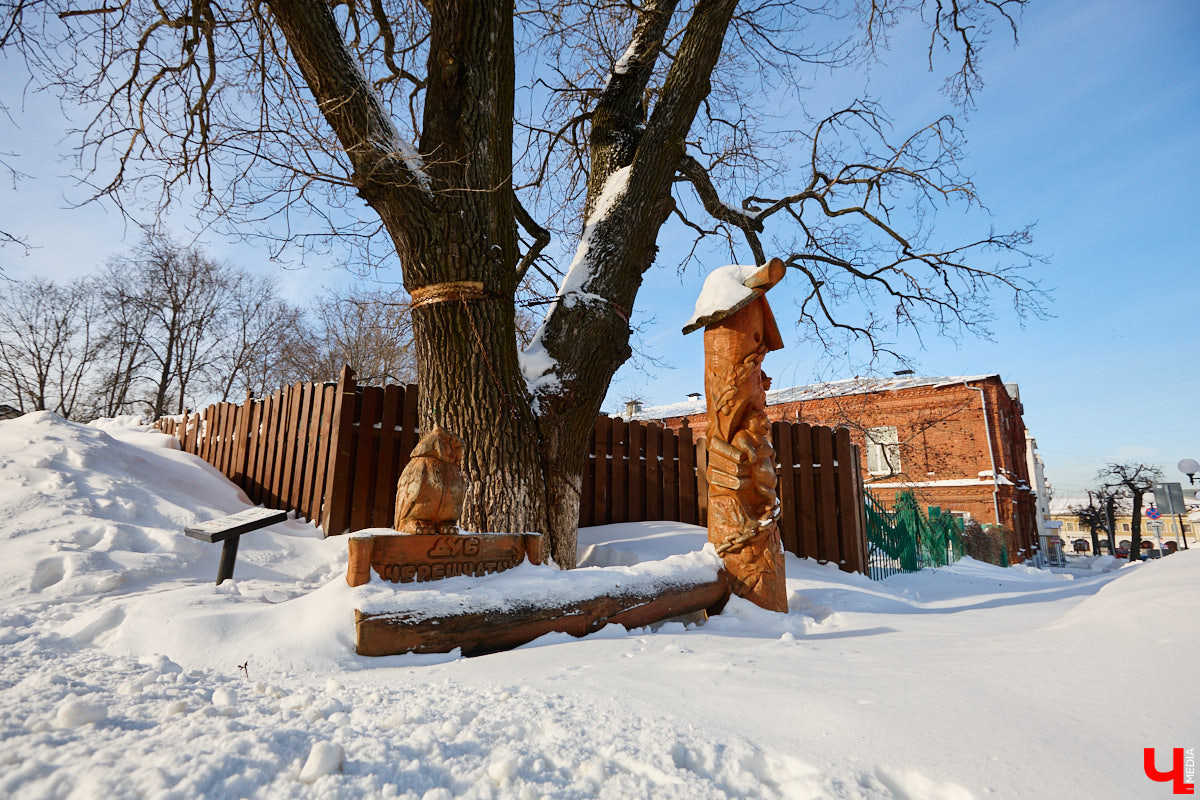 Вы знали, что во Владимире на одной улице могут ужиться бульдог, лев и лиса с вороной, а на заборах отдыхают… коровы. Весь этот удивительный зоопарк представлен в виде арт-объектов, изображающих милых и забавных зверей, выполненных из разных материалов. А чтобы наши читатели не блуждали по всему городу в поисках композиций, мы собрали и запечатлели их сами. Любуйтесь и приходите смотреть фигурки собственными глазами.
