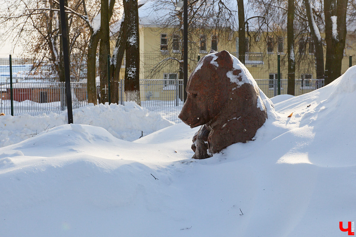 Вы знали, что во Владимире на одной улице могут ужиться бульдог, лев и лиса с вороной, а на заборах отдыхают… коровы. Весь этот удивительный зоопарк представлен в виде арт-объектов, изображающих милых и забавных зверей, выполненных из разных материалов. А чтобы наши читатели не блуждали по всему городу в поисках композиций, мы собрали и запечатлели их сами. Любуйтесь и приходите смотреть фигурки собственными глазами.