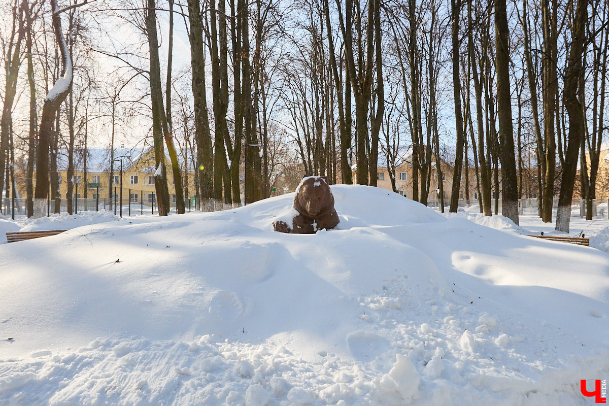Вы знали, что во Владимире на одной улице могут ужиться бульдог, лев и лиса с вороной, а на заборах отдыхают… коровы. Весь этот удивительный зоопарк представлен в виде арт-объектов, изображающих милых и забавных зверей, выполненных из разных материалов. А чтобы наши читатели не блуждали по всему городу в поисках композиций, мы собрали и запечатлели их сами. Любуйтесь и приходите смотреть фигурки собственными глазами.