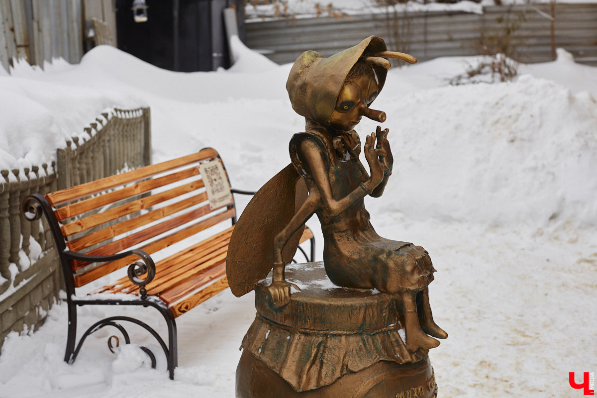 Вы знали, что во Владимире на одной улице могут ужиться бульдог, лев и лиса с вороной, а на заборах отдыхают… коровы. Весь этот удивительный зоопарк представлен в виде арт-объектов, изображающих милых и забавных зверей, выполненных из разных материалов. А чтобы наши читатели не блуждали по всему городу в поисках композиций, мы собрали и запечатлели их сами. Любуйтесь и приходите смотреть фигурки собственными глазами.