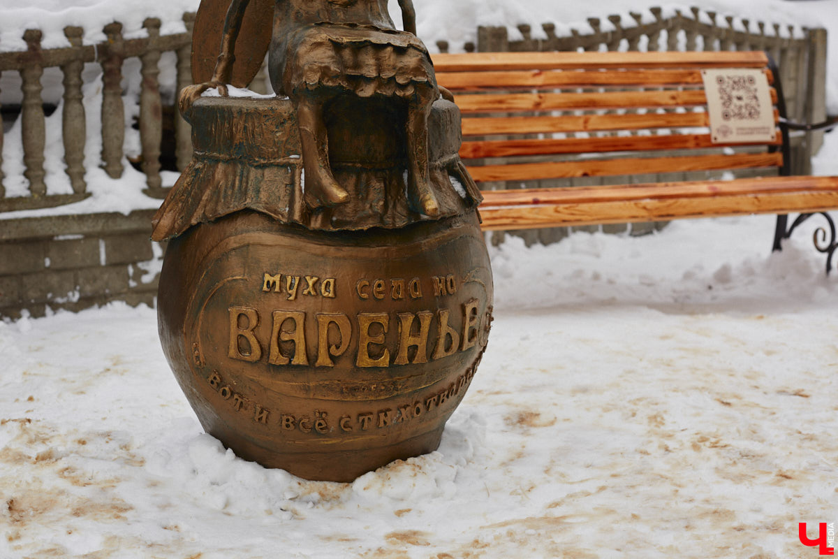 Вы знали, что во Владимире на одной улице могут ужиться бульдог, лев и лиса с вороной, а на заборах отдыхают… коровы. Весь этот удивительный зоопарк представлен в виде арт-объектов, изображающих милых и забавных зверей, выполненных из разных материалов. А чтобы наши читатели не блуждали по всему городу в поисках композиций, мы собрали и запечатлели их сами. Любуйтесь и приходите смотреть фигурки собственными глазами.