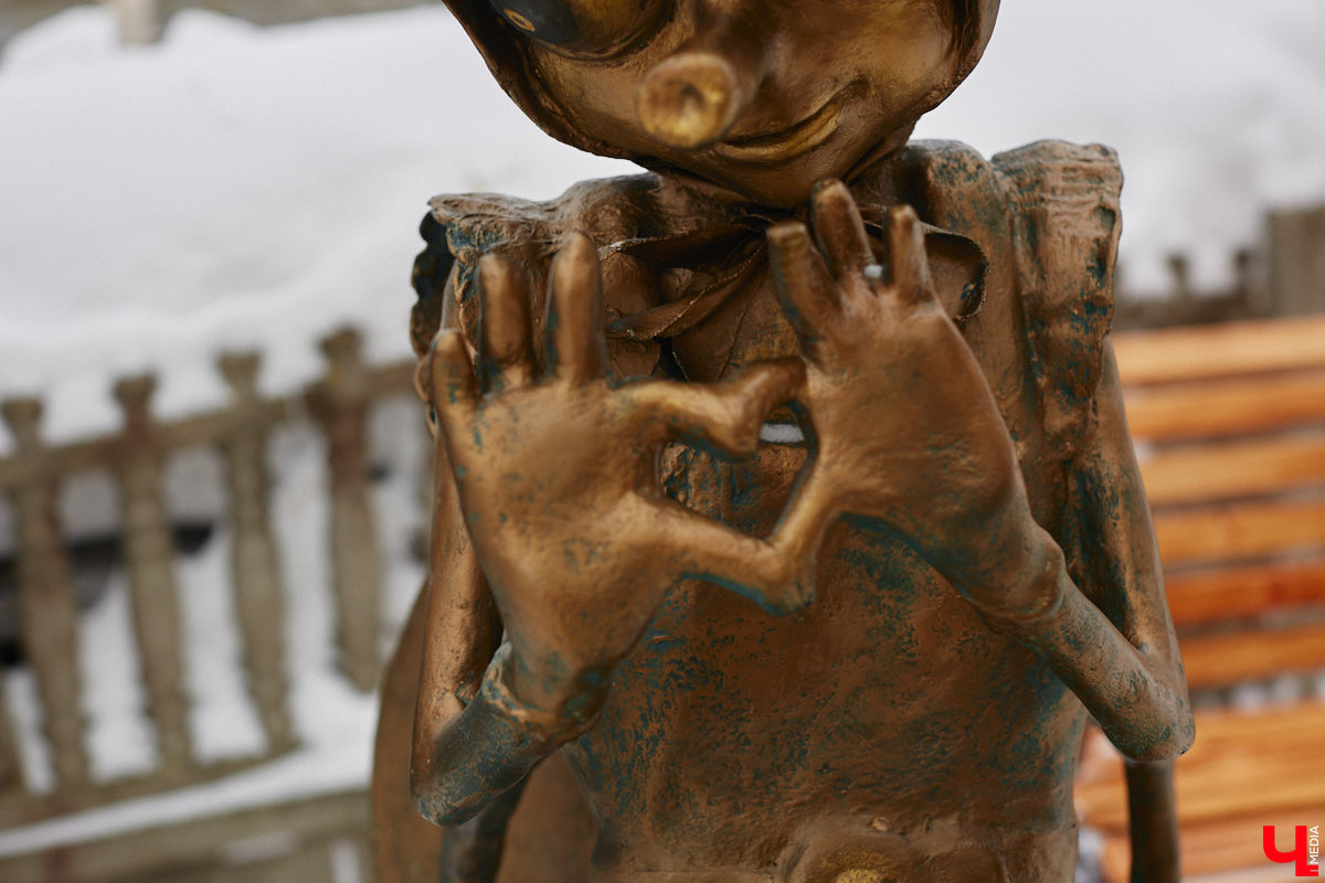 Вы знали, что во Владимире на одной улице могут ужиться бульдог, лев и лиса с вороной, а на заборах отдыхают… коровы. Весь этот удивительный зоопарк представлен в виде арт-объектов, изображающих милых и забавных зверей, выполненных из разных материалов. А чтобы наши читатели не блуждали по всему городу в поисках композиций, мы собрали и запечатлели их сами. Любуйтесь и приходите смотреть фигурки собственными глазами.