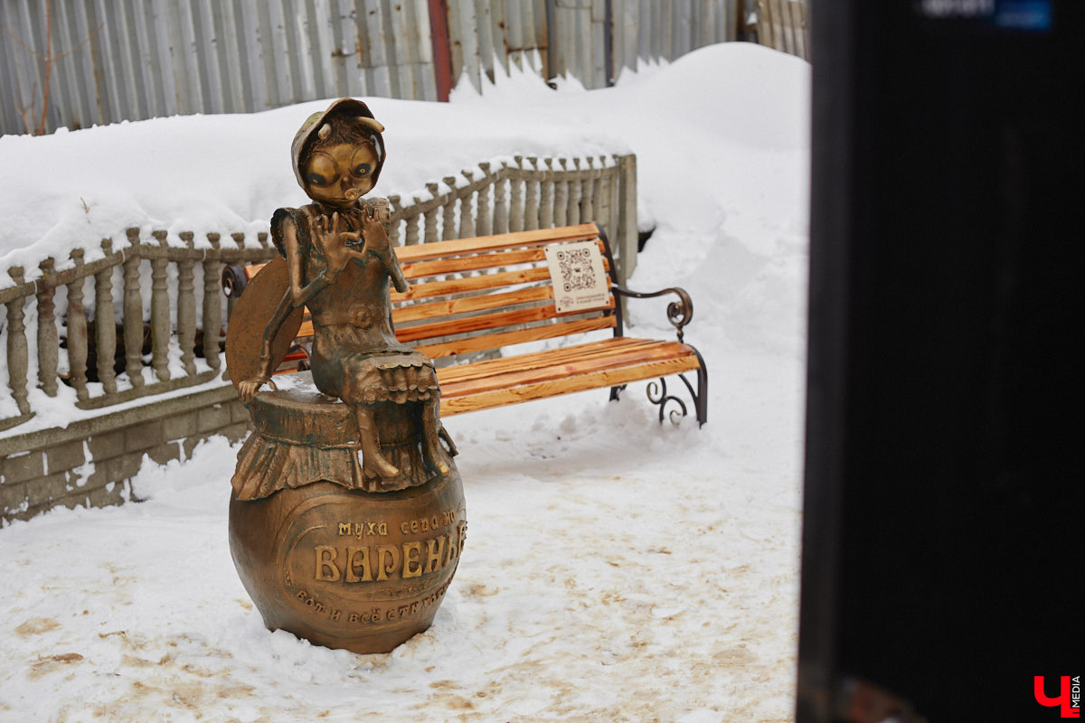 Вы знали, что во Владимире на одной улице могут ужиться бульдог, лев и лиса с вороной, а на заборах отдыхают… коровы. Весь этот удивительный зоопарк представлен в виде арт-объектов, изображающих милых и забавных зверей, выполненных из разных материалов. А чтобы наши читатели не блуждали по всему городу в поисках композиций, мы собрали и запечатлели их сами. Любуйтесь и приходите смотреть фигурки собственными глазами.