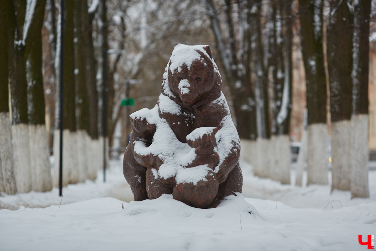 Вы знали, что во Владимире на одной улице могут ужиться бульдог, лев и лиса с вороной, а на заборах отдыхают… коровы. Весь этот удивительный зоопарк представлен в виде арт-объектов, изображающих милых и забавных зверей, выполненных из разных материалов. А чтобы наши читатели не блуждали по всему городу в поисках композиций, мы собрали и запечатлели их сами. Любуйтесь и приходите смотреть фигурки собственными глазами.