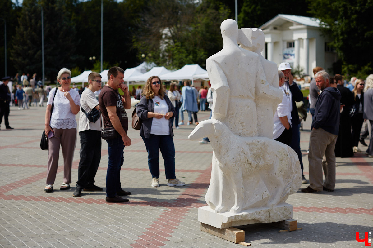 Вы знали, что во Владимире на одной улице могут ужиться бульдог, лев и лиса с вороной, а на заборах отдыхают… коровы. Весь этот удивительный зоопарк представлен в виде арт-объектов, изображающих милых и забавных зверей, выполненных из разных материалов. А чтобы наши читатели не блуждали по всему городу в поисках композиций, мы собрали и запечатлели их сами. Любуйтесь и приходите смотреть фигурки собственными глазами.