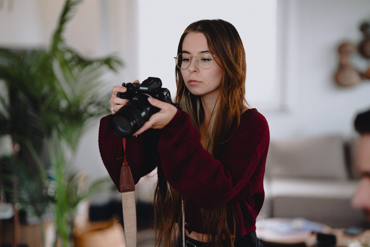 Почти три года назад Анастасия Звягина уехала из областного центра в Германию с одним чемоданом для ручной клади. За это время она успела хорошенько поработать, в том числе в Париже и на Мальдивах, а затем осознанно выбрала размеренную жизнь в баварской глубинке. О том, почему европейские фотостудии проигрывают владимирским и как художнику не потерять себя в бесконечных бюрократических процессах, девушка рассказала нашему изданию.