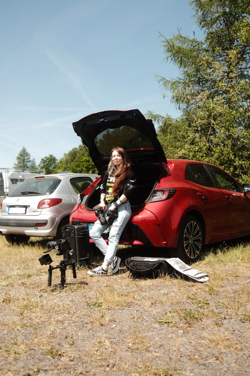 Почти три года назад Анастасия Звягина уехала из областного центра в Германию с одним чемоданом для ручной клади. За это время она успела хорошенько поработать, в том числе в Париже и на Мальдивах, а затем осознанно выбрала размеренную жизнь в баварской глубинке. О том, почему европейские фотостудии проигрывают владимирским и как художнику не потерять себя в бесконечных бюрократических процессах, девушка рассказала нашему изданию.