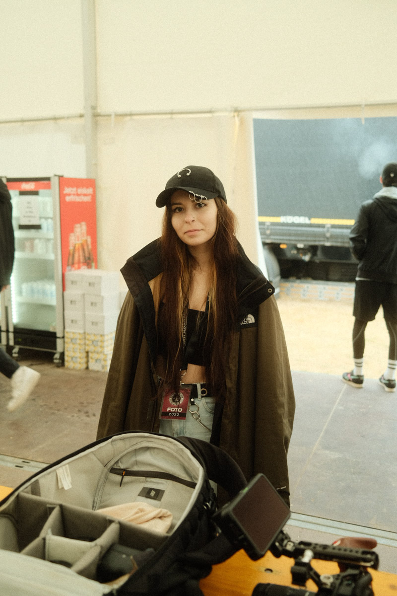 Почти три года назад Анастасия Звягина уехала из областного центра в Германию с одним чемоданом для ручной клади. За это время она успела хорошенько поработать, в том числе в Париже и на Мальдивах, а затем осознанно выбрала размеренную жизнь в баварской глубинке. О том, почему европейские фотостудии проигрывают владимирским и как художнику не потерять себя в бесконечных бюрократических процессах, девушка рассказала нашему изданию.