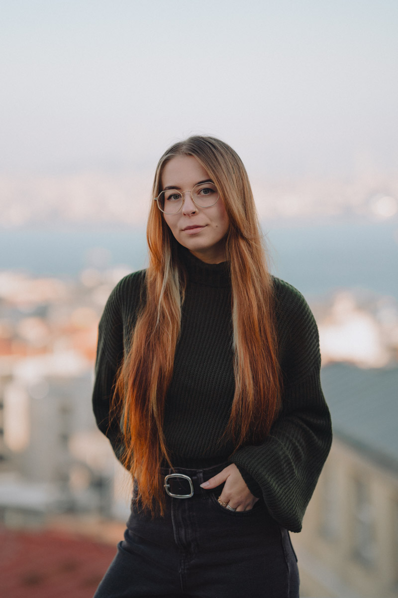 Почти три года назад Анастасия Звягина уехала из областного центра в Германию с одним чемоданом для ручной клади. За это время она успела хорошенько поработать, в том числе в Париже и на Мальдивах, а затем осознанно выбрала размеренную жизнь в баварской глубинке. О том, почему европейские фотостудии проигрывают владимирским и как художнику не потерять себя в бесконечных бюрократических процессах, девушка рассказала нашему изданию.