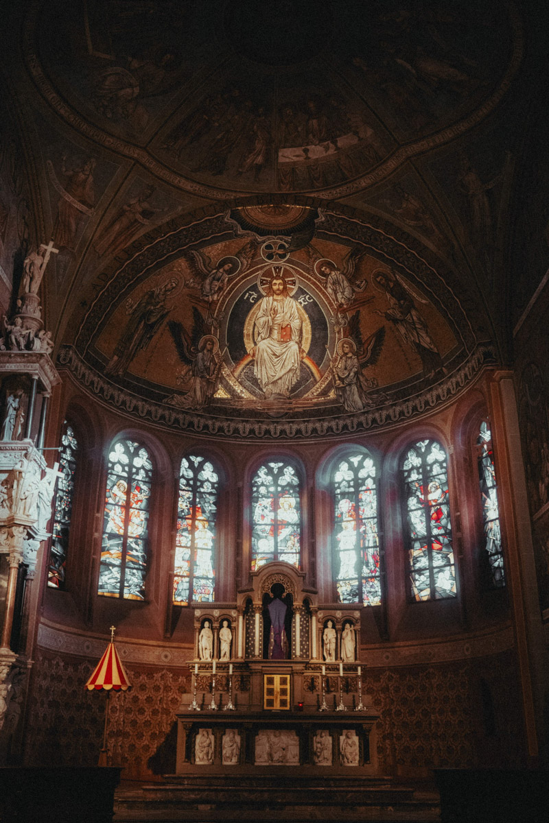 Почти три года назад Анастасия Звягина уехала из областного центра в Германию с одним чемоданом для ручной клади. За это время она успела хорошенько поработать, в том числе в Париже и на Мальдивах, а затем осознанно выбрала размеренную жизнь в баварской глубинке. О том, почему европейские фотостудии проигрывают владимирским и как художнику не потерять себя в бесконечных бюрократических процессах, девушка рассказала нашему изданию.