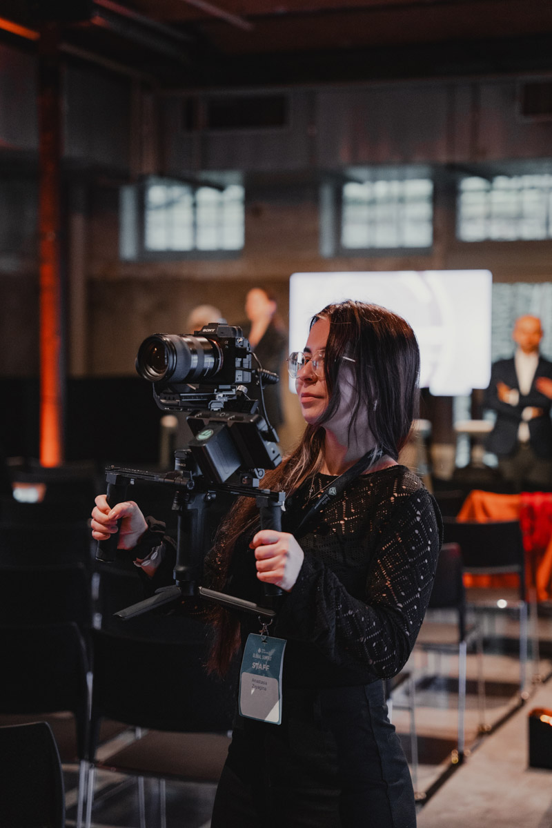 Почти три года назад Анастасия Звягина уехала из областного центра в Германию с одним чемоданом для ручной клади. За это время она успела хорошенько поработать, в том числе в Париже и на Мальдивах, а затем осознанно выбрала размеренную жизнь в баварской глубинке. О том, почему европейские фотостудии проигрывают владимирским и как художнику не потерять себя в бесконечных бюрократических процессах, девушка рассказала нашему изданию.