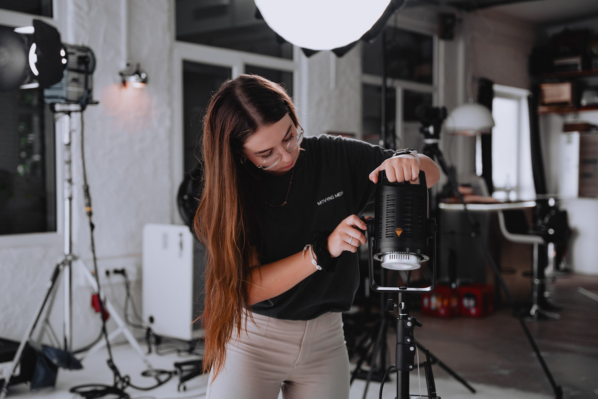 Почти три года назад Анастасия Звягина уехала из областного центра в Германию с одним чемоданом для ручной клади. За это время она успела хорошенько поработать, в том числе в Париже и на Мальдивах, а затем осознанно выбрала размеренную жизнь в баварской глубинке. О том, почему европейские фотостудии проигрывают владимирским и как художнику не потерять себя в бесконечных бюрократических процессах, девушка рассказала нашему изданию.