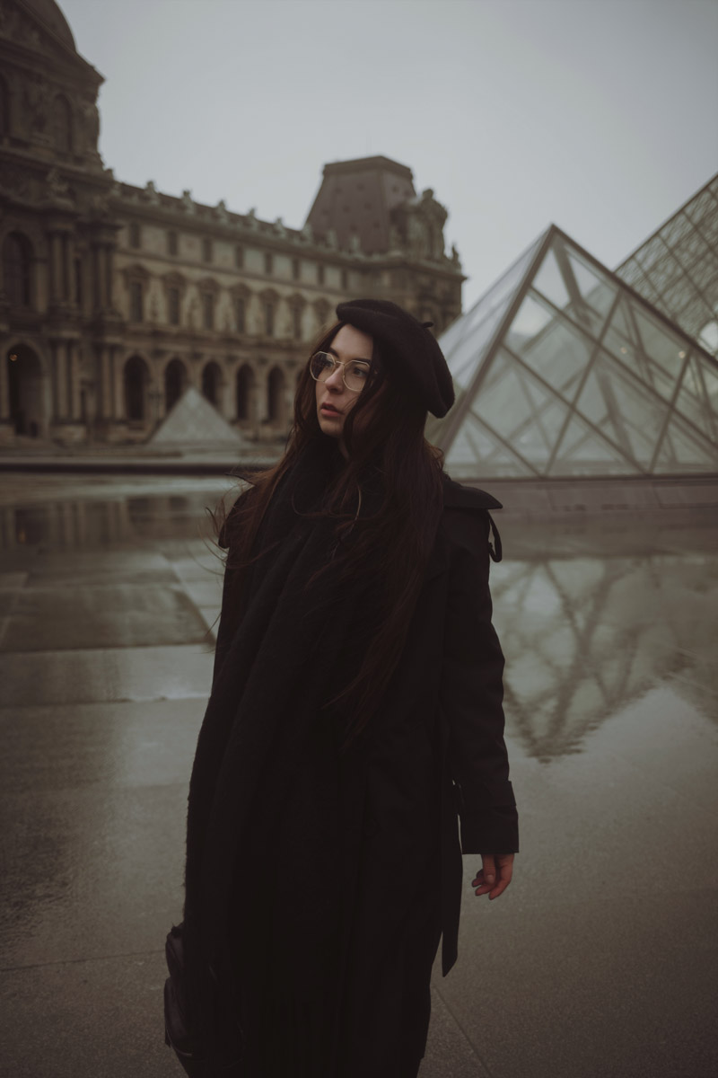 Почти три года назад Анастасия Звягина уехала из областного центра в Германию с одним чемоданом для ручной клади. За это время она успела хорошенько поработать, в том числе в Париже и на Мальдивах, а затем осознанно выбрала размеренную жизнь в баварской глубинке. О том, почему европейские фотостудии проигрывают владимирским и как художнику не потерять себя в бесконечных бюрократических процессах, девушка рассказала нашему изданию.