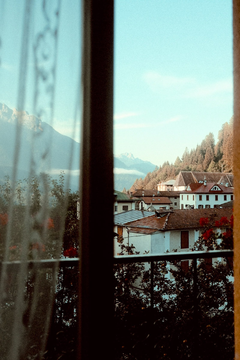 Почти три года назад Анастасия Звягина уехала из областного центра в Германию с одним чемоданом для ручной клади. За это время она успела хорошенько поработать, в том числе в Париже и на Мальдивах, а затем осознанно выбрала размеренную жизнь в баварской глубинке. О том, почему европейские фотостудии проигрывают владимирским и как художнику не потерять себя в бесконечных бюрократических процессах, девушка рассказала нашему изданию.