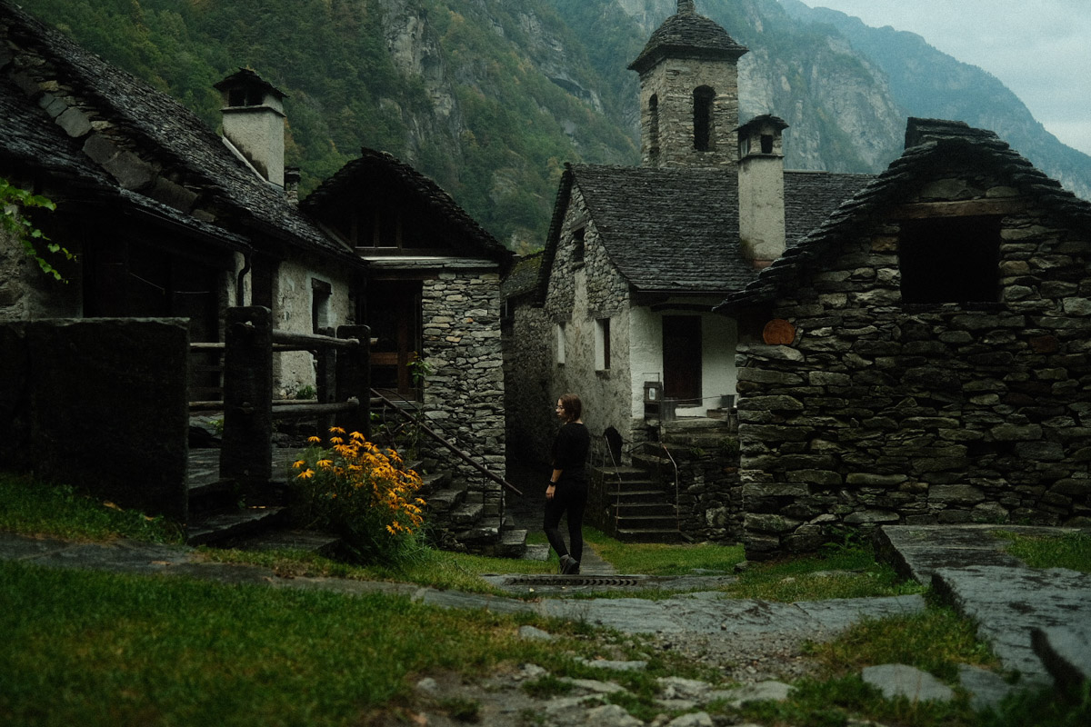 Почти три года назад Анастасия Звягина уехала из областного центра в Германию с одним чемоданом для ручной клади. За это время она успела хорошенько поработать, в том числе в Париже и на Мальдивах, а затем осознанно выбрала размеренную жизнь в баварской глубинке. О том, почему европейские фотостудии проигрывают владимирским и как художнику не потерять себя в бесконечных бюрократических процессах, девушка рассказала нашему изданию.