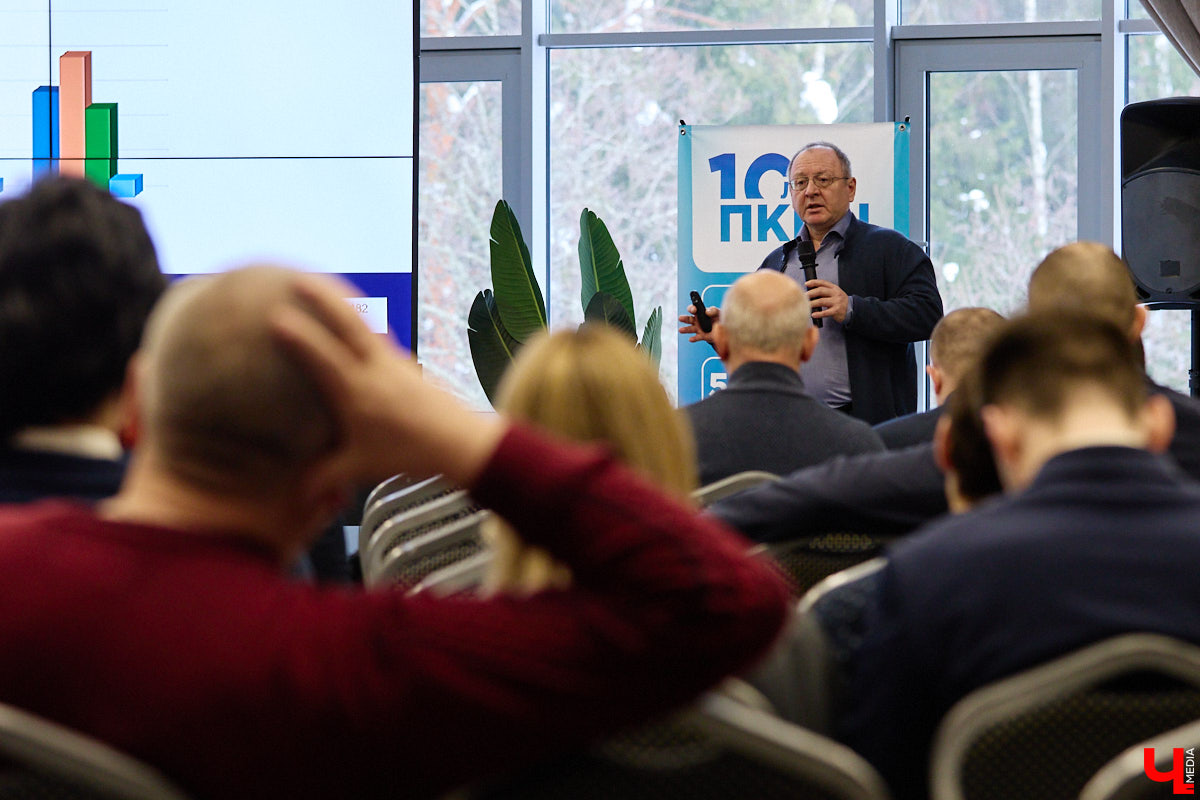 14 февраля парк-отель «Доброград» на один день превратился в большую интеллектуальную лабораторию. Там травматологи и ортопеды вместе с кардиологами, анестезиологами и гастроэнтерологами решали, как лечить не просто сустав или перелом, а проблему комплексно. Это была конференция, где наука уступила место живому общению, а врачи со всей страны приехали обмениваться практическими наработками, которые выходят далеко за рамки классических учебных пособий.