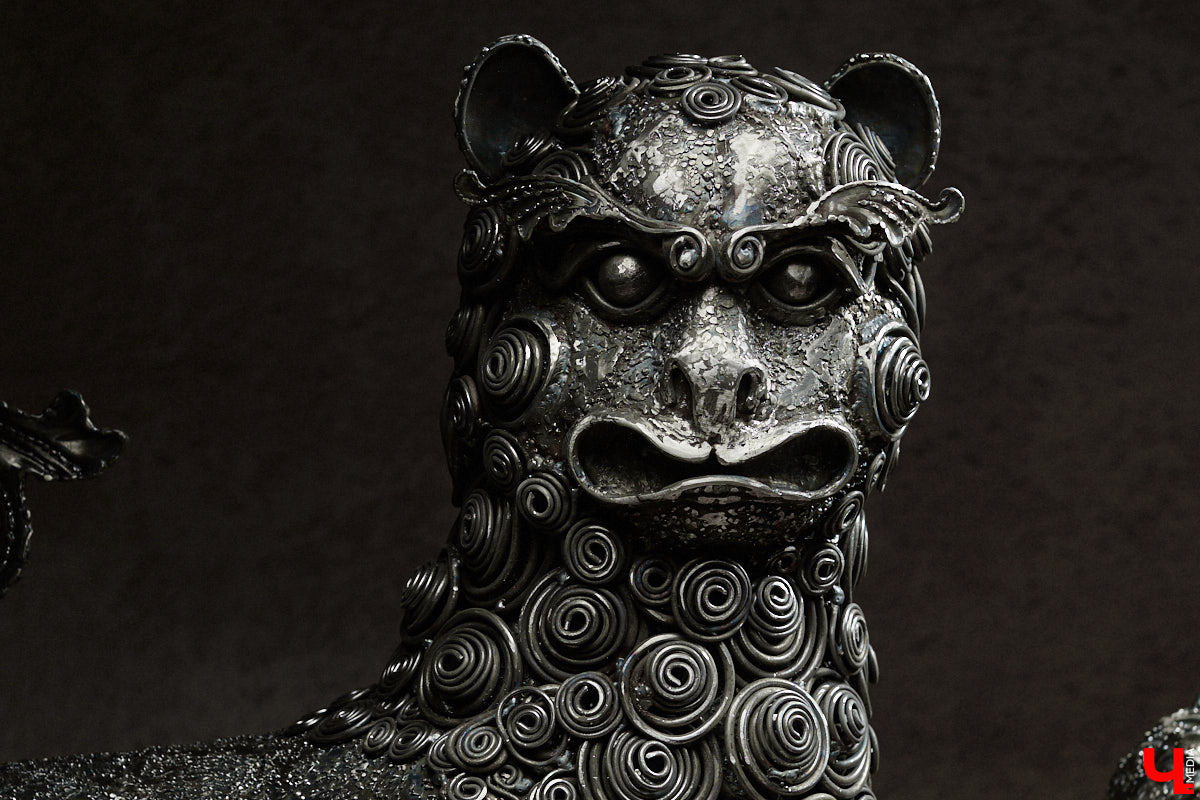 Владимирский скульптор Михаил Блинов умеет удивлять! На сей раз автор многих необычных композиций создал стального льва, образ которого почерпнул с барельефа Дмитриевского собора. «Ключ-Медиа» побывал в мастерской творца и оценил металлического царя зверей, словно сошедшего с фасада древнего храма.