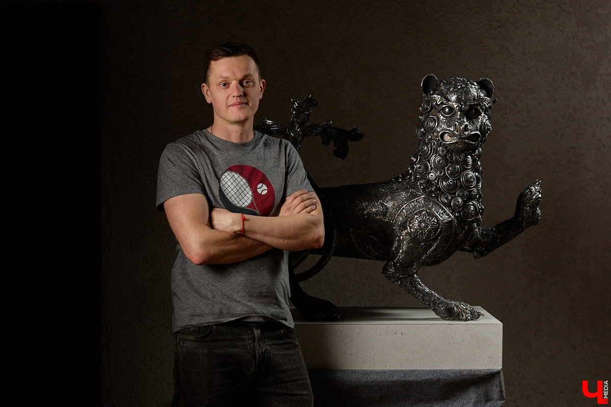 Владимирский скульптор Михаил Блинов умеет удивлять! На сей раз автор многих необычных композиций создал стального льва, образ которого почерпнул с барельефа Дмитриевского собора. «Ключ-Медиа» побывал в мастерской творца и оценил металлического царя зверей, словно сошедшего с фасада древнего храма.