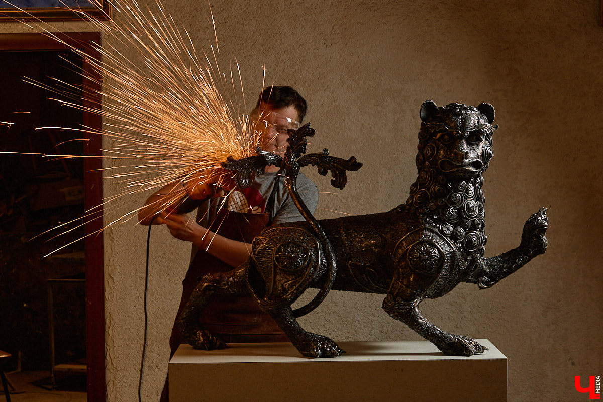 Владимирский скульптор Михаил Блинов умеет удивлять! На сей раз автор многих необычных композиций создал стального льва, образ которого почерпнул с барельефа Дмитриевского собора. «Ключ-Медиа» побывал в мастерской творца и оценил металлического царя зверей, словно сошедшего с фасада древнего храма.