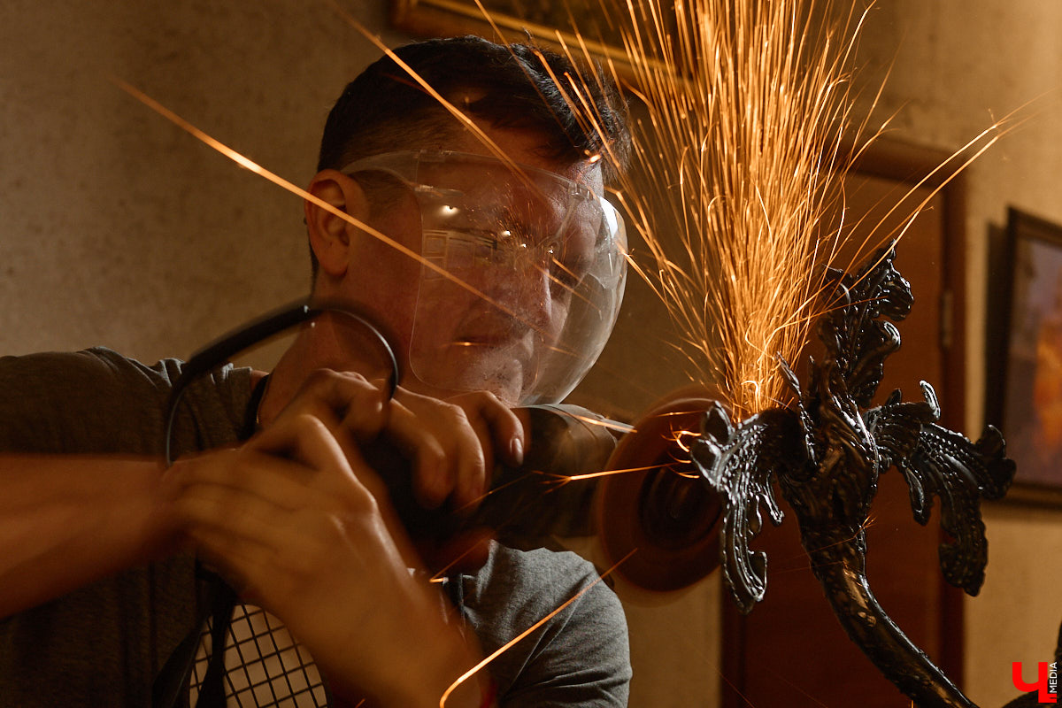 Владимирский скульптор Михаил Блинов умеет удивлять! На сей раз автор многих необычных композиций создал стального льва, образ которого почерпнул с барельефа Дмитриевского собора. «Ключ-Медиа» побывал в мастерской творца и оценил металлического царя зверей, словно сошедшего с фасада древнего храма.