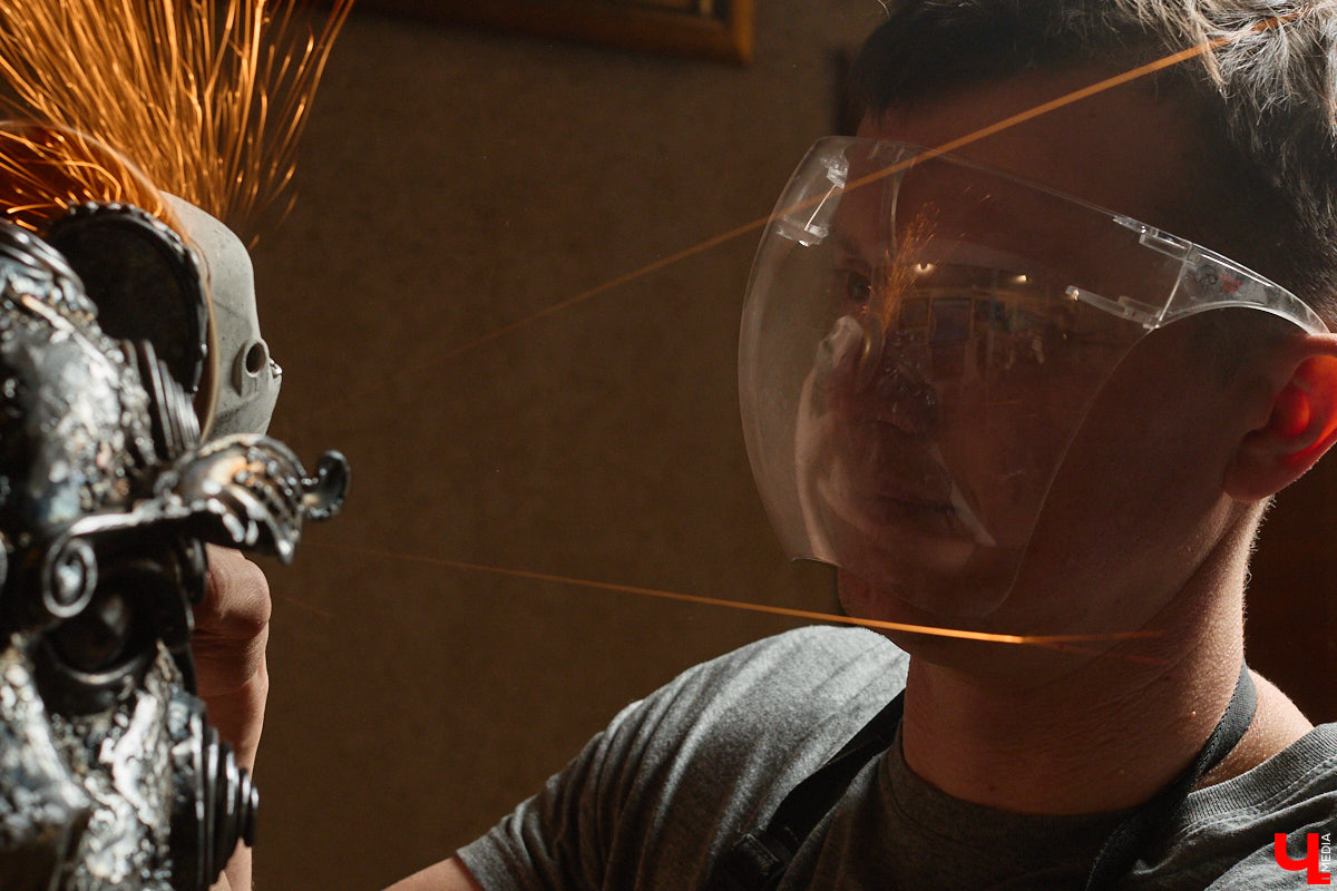 Владимирский скульптор Михаил Блинов умеет удивлять! На сей раз автор многих необычных композиций создал стального льва, образ которого почерпнул с барельефа Дмитриевского собора. «Ключ-Медиа» побывал в мастерской творца и оценил металлического царя зверей, словно сошедшего с фасада древнего храма.