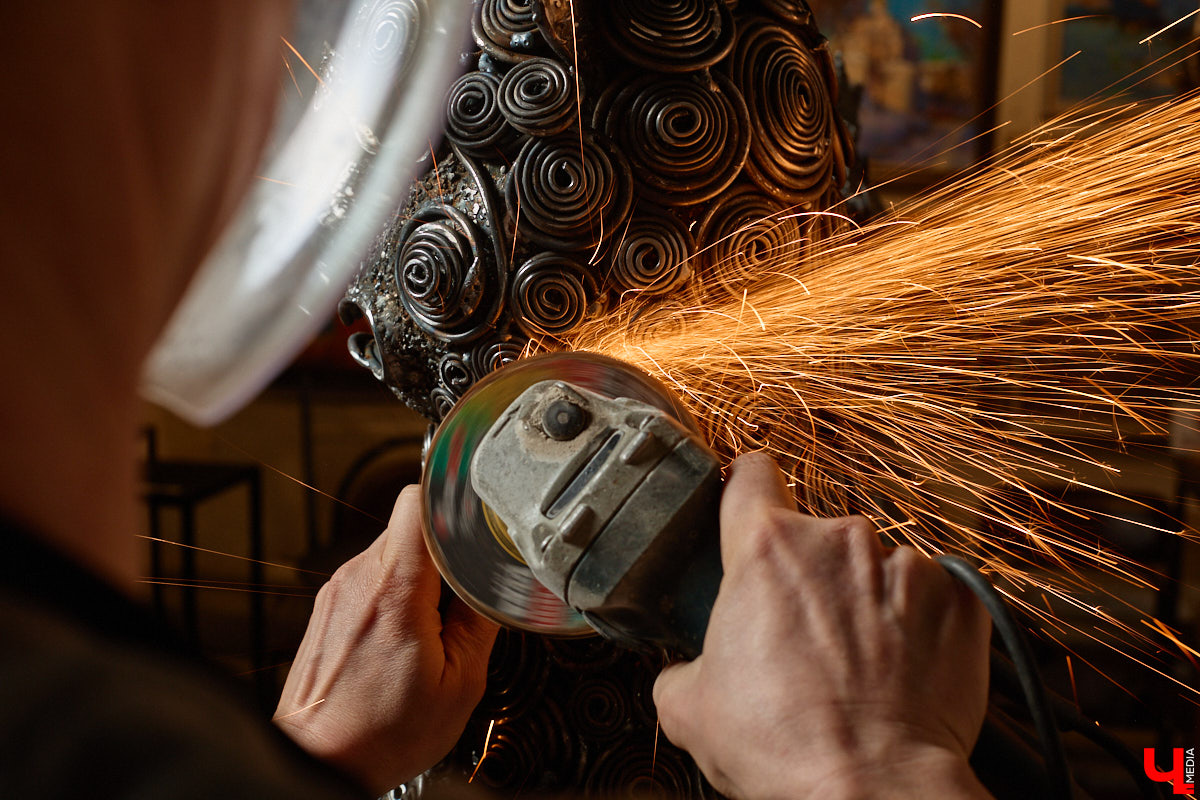 Владимирский скульптор Михаил Блинов умеет удивлять! На сей раз автор многих необычных композиций создал стального льва, образ которого почерпнул с барельефа Дмитриевского собора. «Ключ-Медиа» побывал в мастерской творца и оценил металлического царя зверей, словно сошедшего с фасада древнего храма.