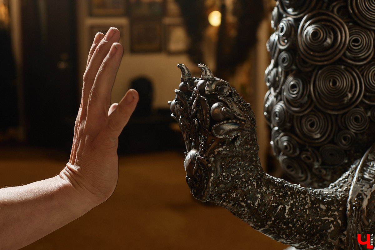 Владимирский скульптор Михаил Блинов умеет удивлять! На сей раз автор многих необычных композиций создал стального льва, образ которого почерпнул с барельефа Дмитриевского собора. «Ключ-Медиа» побывал в мастерской творца и оценил металлического царя зверей, словно сошедшего с фасада древнего храма.