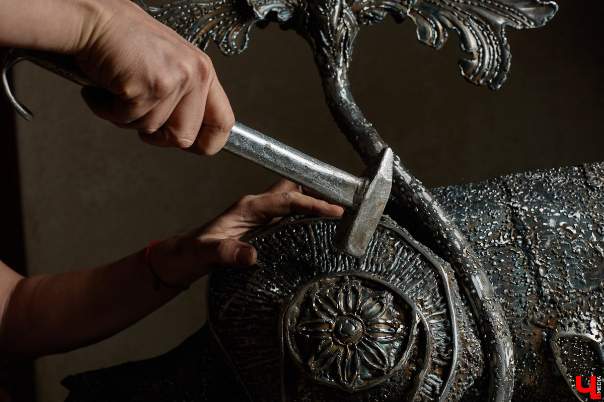 Владимирский скульптор Михаил Блинов умеет удивлять! На сей раз автор многих необычных композиций создал стального льва, образ которого почерпнул с барельефа Дмитриевского собора. «Ключ-Медиа» побывал в мастерской творца и оценил металлического царя зверей, словно сошедшего с фасада древнего храма.