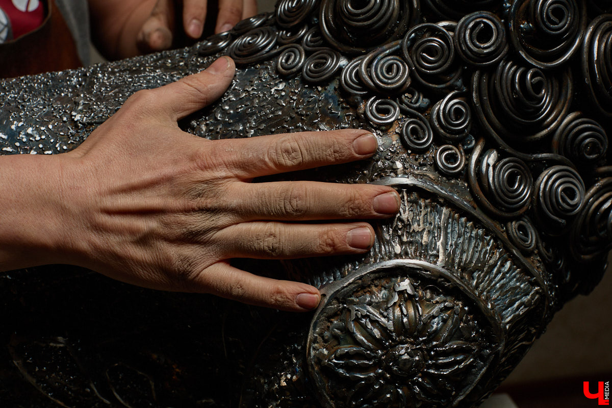 Владимирский скульптор Михаил Блинов умеет удивлять! На сей раз автор многих необычных композиций создал стального льва, образ которого почерпнул с барельефа Дмитриевского собора. «Ключ-Медиа» побывал в мастерской творца и оценил металлического царя зверей, словно сошедшего с фасада древнего храма.