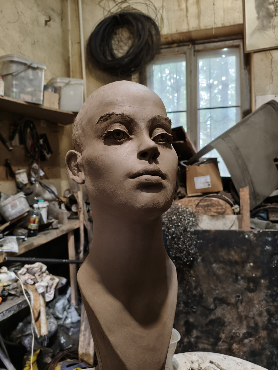 Владимирский скульптор Михаил Блинов умеет удивлять! На сей раз автор многих необычных композиций создал стального льва, образ которого почерпнул с барельефа Дмитриевского собора. «Ключ-Медиа» побывал в мастерской творца и оценил металлического царя зверей, словно сошедшего с фасада древнего храма.